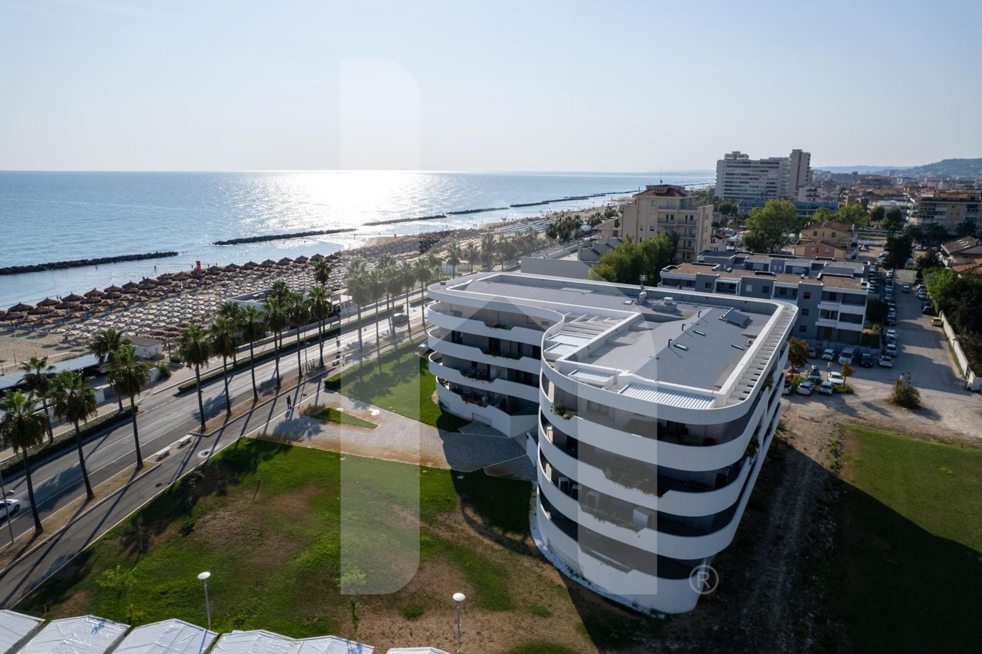 Homiday - Waterfront Монтесильвано Экстерьер фото